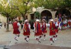 Imagem de catalães dançando uma dança típica de sua cultura