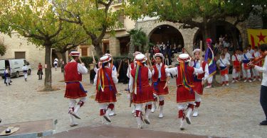 Imagem de catalães dançando uma dança típica de sua cultura