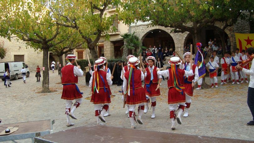 Imagem de catalães dançando uma dança típica de sua cultura
