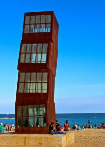 Imagem do monumento L'estel ferit, na praia de Barceloneta