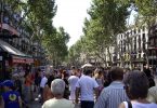 Imagem de pessoas andando em Les Rambles