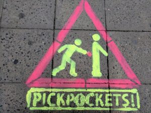 Imagem de pintura no chão com a inscrição "Pickpockets"