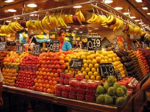 Imagem de um estande de frutas no La Boqueria