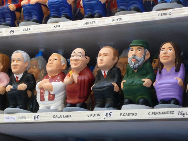 Imagem com um monte de tipo de caganer organizados em fila