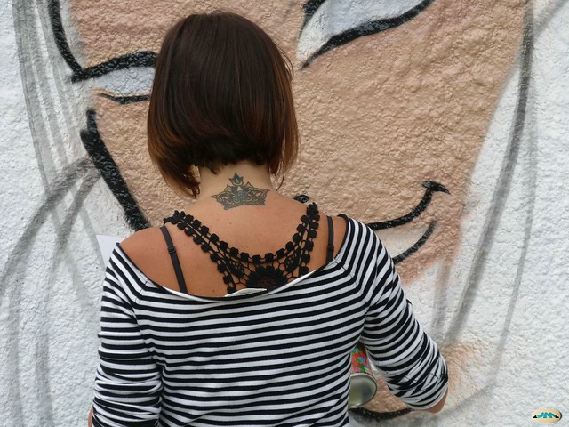 Tatuagem nas costas de uma mulher