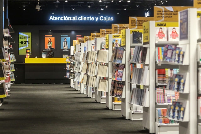 Prateleira de livros da Fnac em Barcelona tem ótimas opções