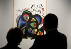 Imagem de pessoas olhando uma obra de Joan Miró