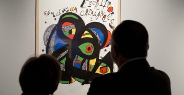 Imagem de pessoas olhando uma obra de Joan Miró