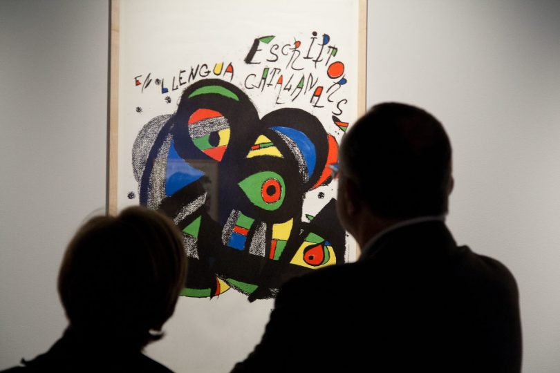 Imagem de pessoas olhando uma obra de Joan Miró