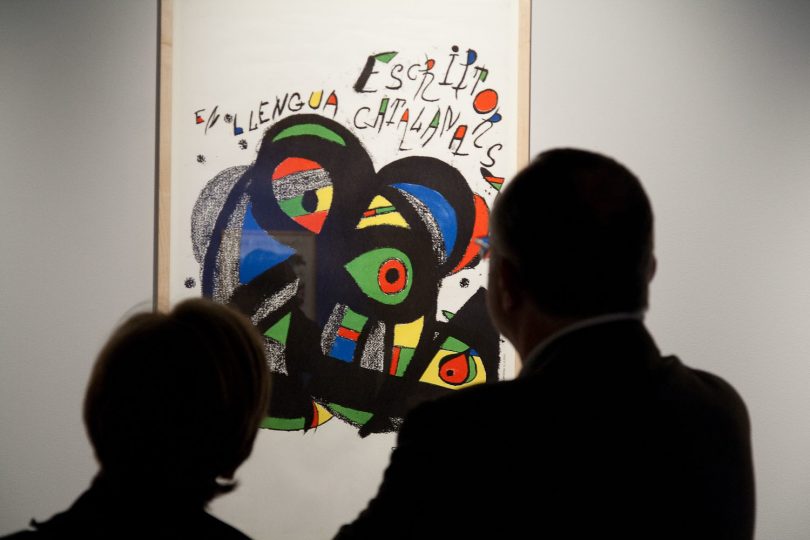 Imagem de pessoas olhando uma obra de Joan Miró