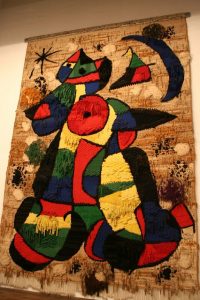 Imagem de tapete com pintura de Joan Miró