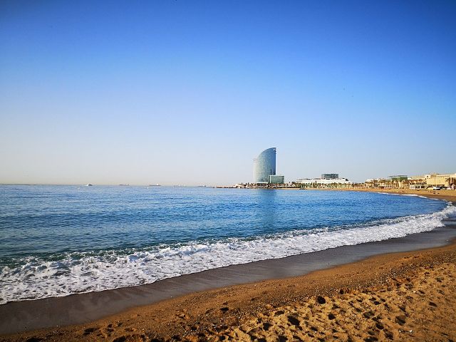 A praia de Barcelona transmite tranquilidade