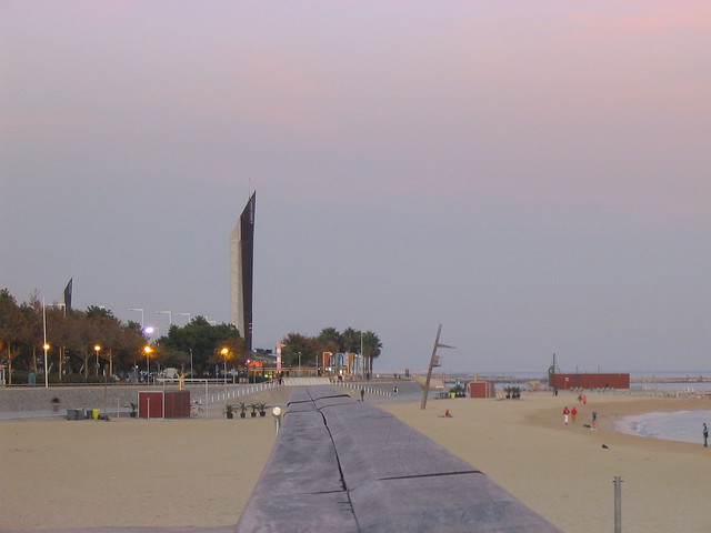 Visão de uma das praias de Barcelona no final da tarde
