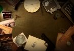 Imagem de objetos como relógio e agenda usados para jogo de escape room