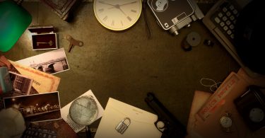Imagem de objetos como relógio e agenda usados para jogo de escape room