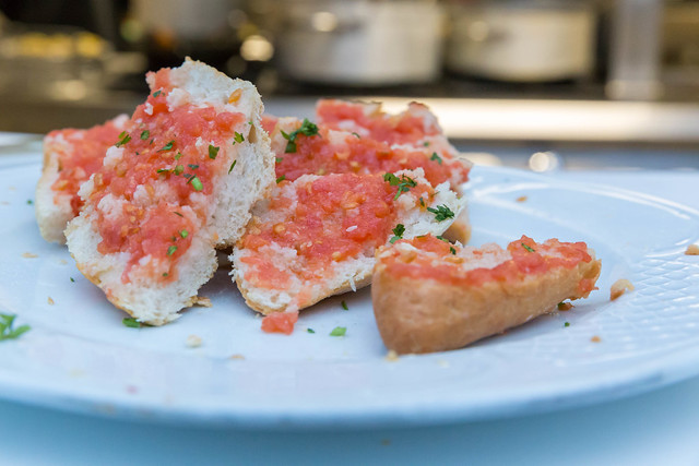 O pão com tomate pode ser preparado e consumido de várias formas