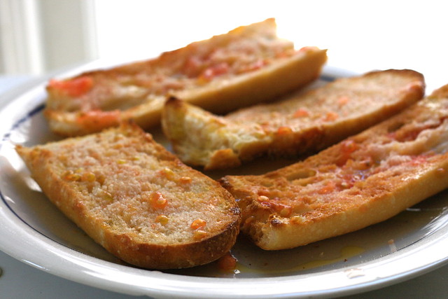 Pão com tomate é uma das principais iguarias da cidade