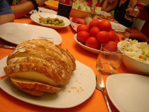 O passo a passo da preparação do pão com tomate é bem simples O passo a passo da preparação do pão com tomate é bem simples