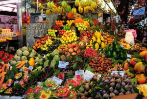 Imagem de muitas caixas de frutas no mercado La Boqueria