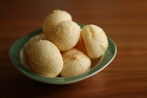 Imagem de prato com pães de queijo