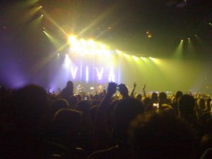 Imagem de pessoas em um show