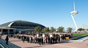 Imagem de pessoas no exterior do Palau de Sant Jordi