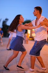 A dança melhora a postura e equilíbrio corporais Imagem de casal jovem dançando