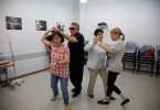 Fotos de pessoas dançando em aula de dança de salão
