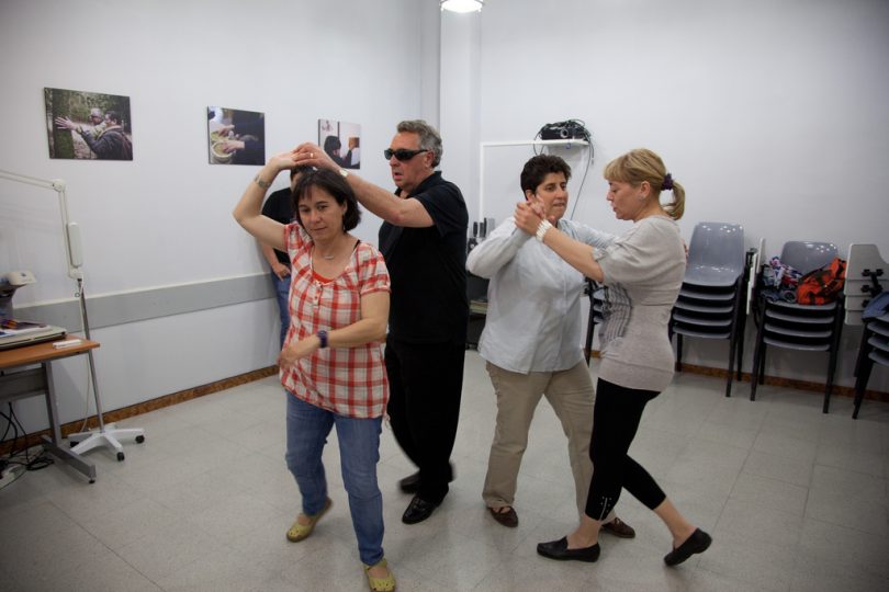 Fotos de pessoas dançando em aula de dança de salão