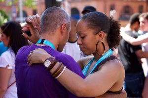 Maiores relações sociais por meio da dança Foto de duas pessoas dançando em festa aberta