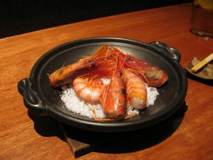 Culinária japonesa: camarões assados, atração dos restaurantes de Barcelona
