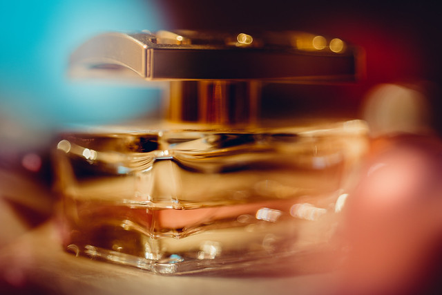 Zoom de um frasco de perfume antigo
