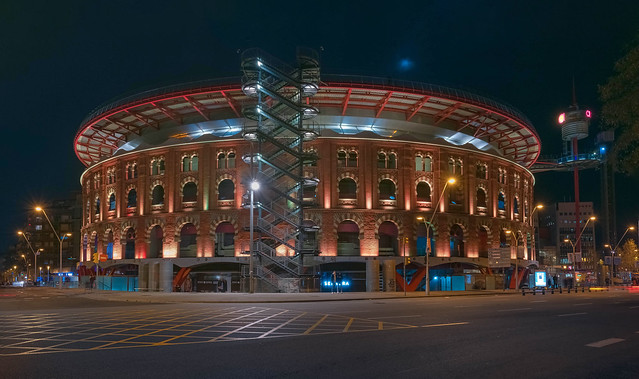 Foto da Arena iluminada durante a noite barcelonesa