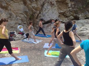 Imagem de pessoas praticando Yoga ao ar livre