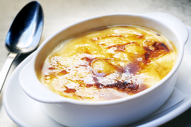 Crema catalana com uma colher ao lado