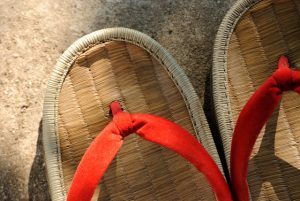 Zori, o par de sandálias japonesas que serviram de inspiração para a criação das Havaianas