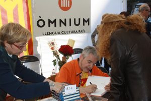 O escritor Màrius Serra em evento da Òmnium Cultural