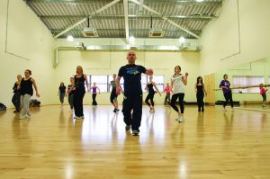 Imagem de alunos em aula de zumba