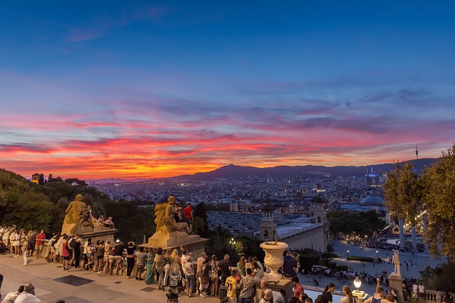 Uma visão da cidade de Barcelona durante o entardecer