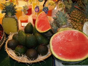 Frutas frescas e verduras são essenciais para um verão saudável Frutas frescas e verduras são essenciais para um verão saudável