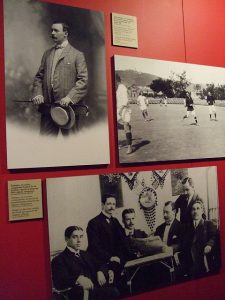 À esquerda, Joan Gamper, fundador do FC Barcelona. Em 1899, a língua catalã não era oficial no clube.