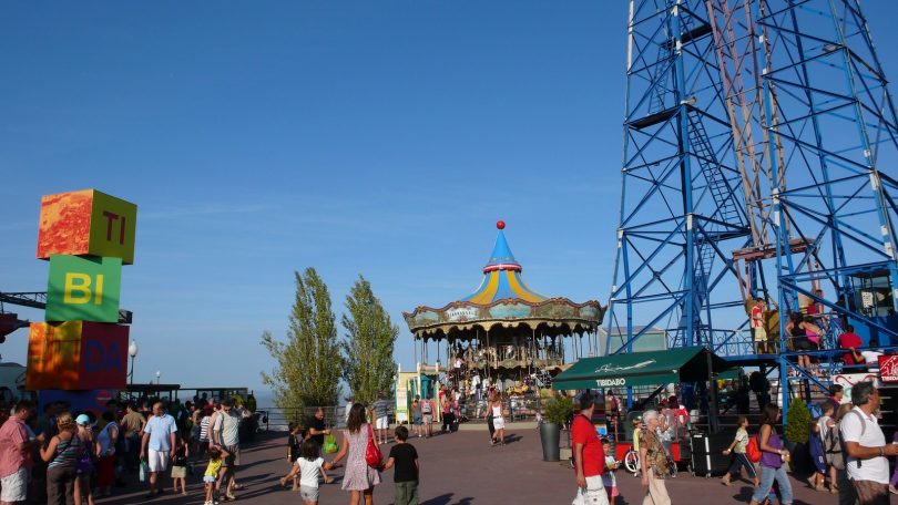 Imagem do Parc del Tibidabo em dia ensolarado