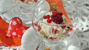 Imagem de doces dentro de uma tigela de cristal