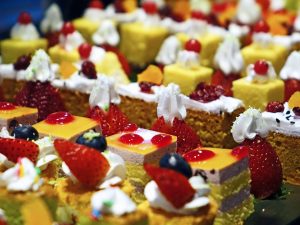 Imagem de doces confeitados com frutas