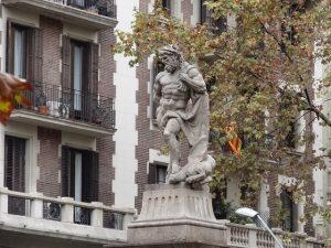 De acordo com a mitologia, Barcelona foi fundada por Hércules De acordo com a mitologia, Barcelona foi fundada por Hércules