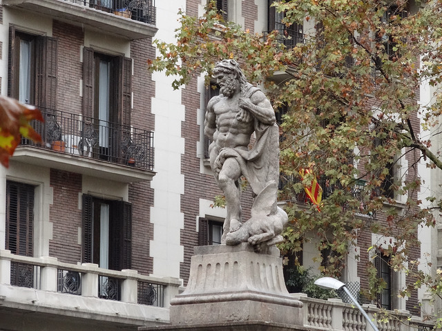 De acordo com a mitologia, Barcelona foi fundada por Hércules De acordo com a mitologia, Barcelona foi fundada por Hércules