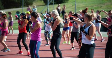 Imagem de mulheres praticando zumba ao ar livre