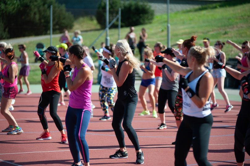 Imagem de mulheres praticando zumba ao ar livre