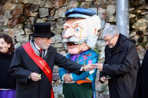 O Home dels Nassos, o boneco de cabeça gigante que é ícone do período de Natal catalão O Home dels Nassos, o boneco de cabeça gigante que é ícone do período de Natal catalão