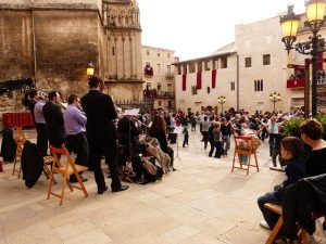 Conhecer as tradições catalãs é vital para a adaptação à cultura catalã Imagem de pessoas dançando a sardana, dança típica catalã